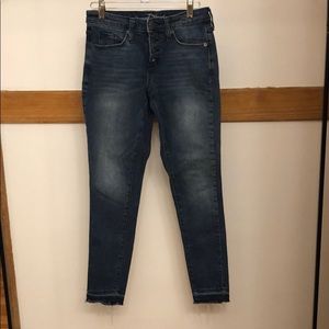 Women’s skinny blue jeans